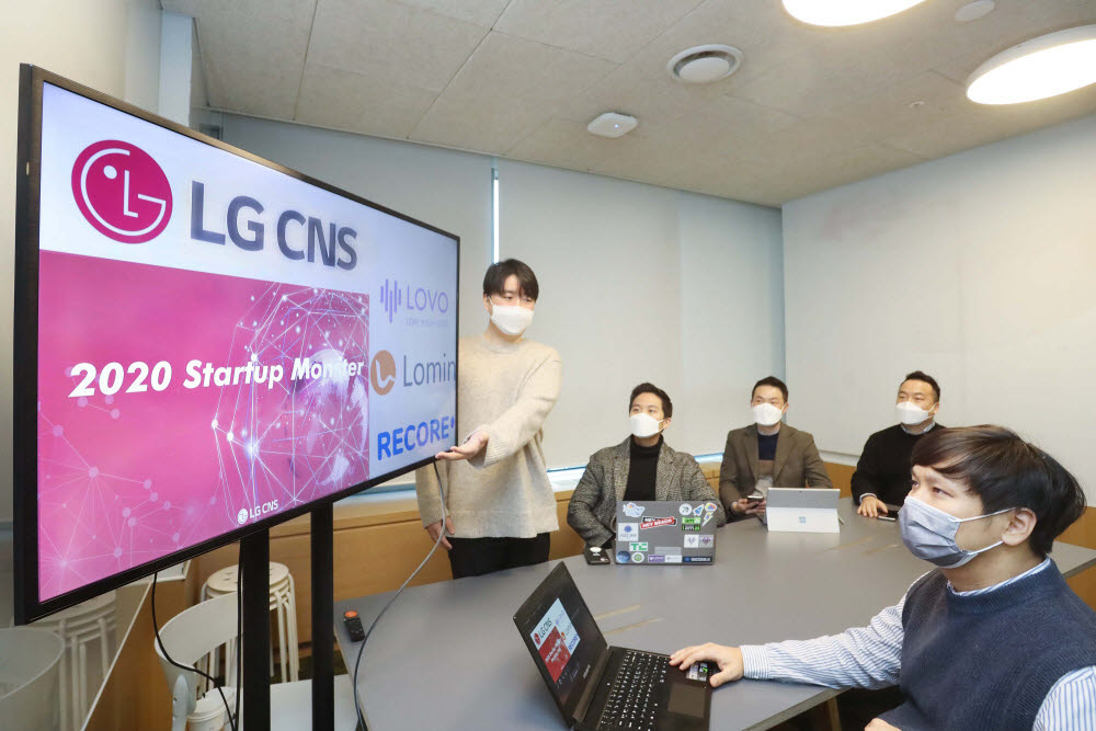 LG CNS 스타트업 몬스터에 선정된 팀이 기념촬영하고 있다. (뒷줄 왼쪽부터)최우용 LOVO 대표, 이승건 LOVO 이사, 최병록 리코어 대표, 박범진 리코어 공동 창업자와 강지홍 로민 대표(앞줄)