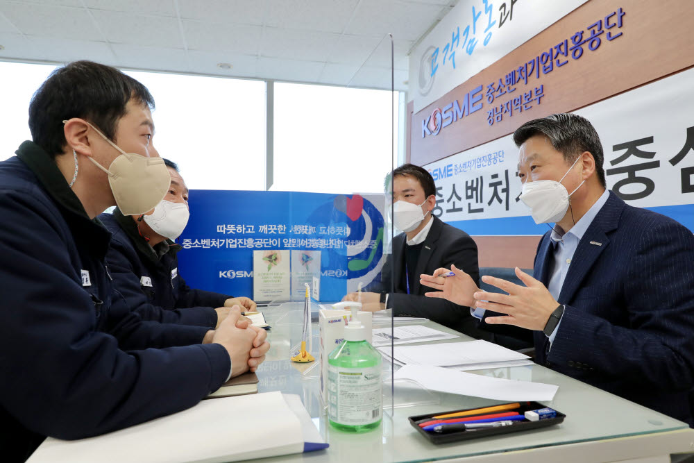 김학도 이사장(사진 오른쪽 첫번째)이 29일 오전 경남 창원 경남지역본부를 찾아 정책자금 상담을 진행중이다