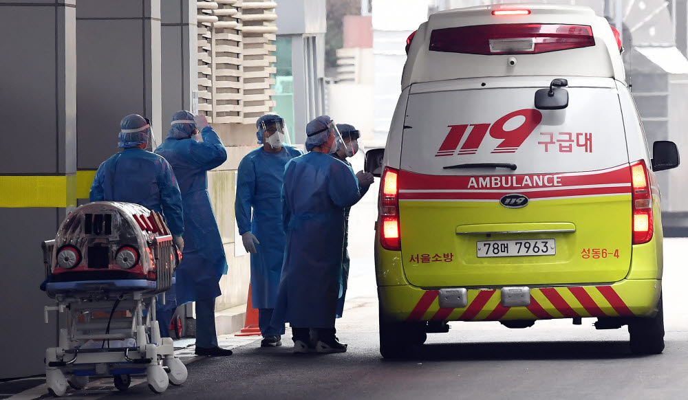 변이 바이러스 유입, '분주한 의료진'