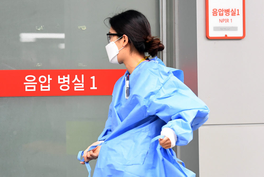 변이 바이러스 유입, '분주한 의료진'