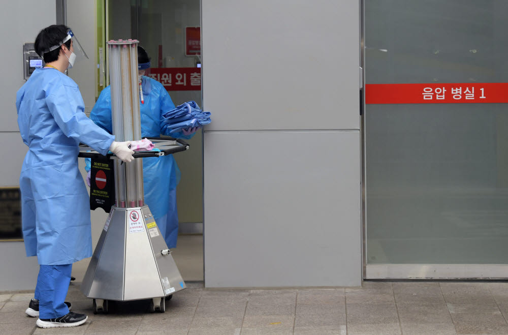 변이 바이러스 유입, '분주한 의료진'