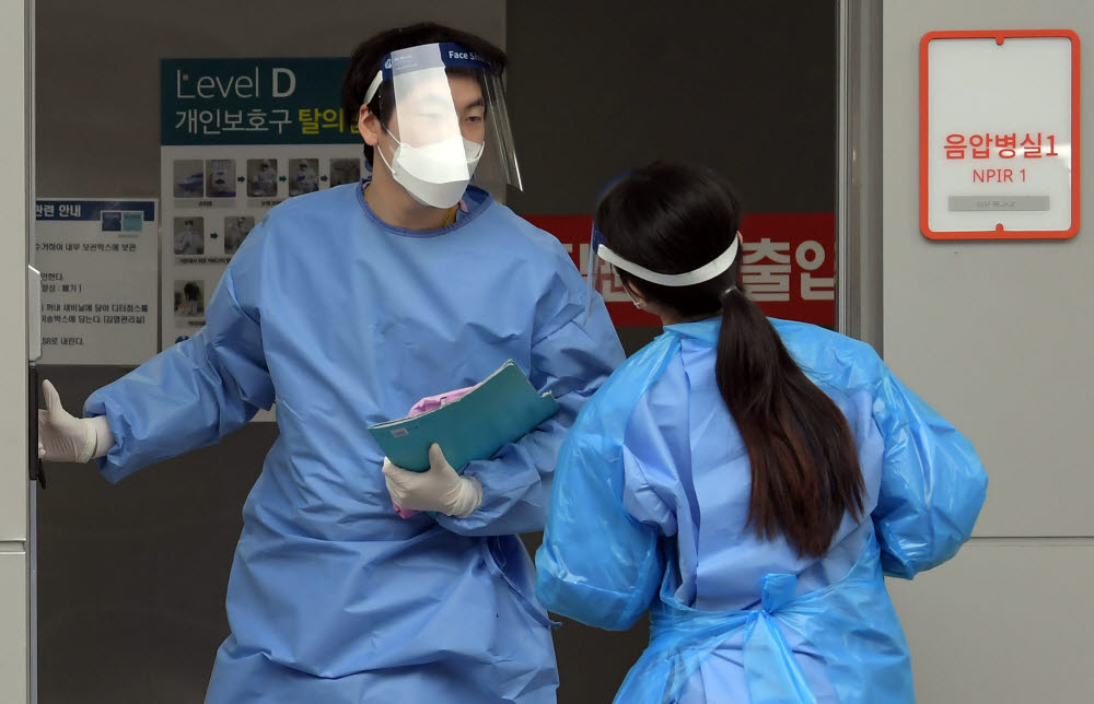 변이 바이러스 유입, '분주한 의료진'