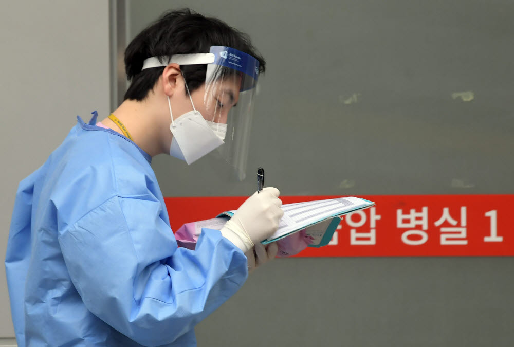 변이 바이러스 유입, '분주한 의료진'