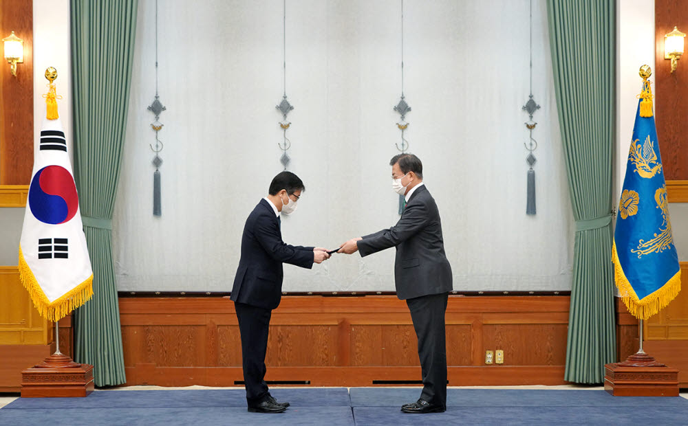 문재인 대통령이 29일 청와대에서 변창흠 국토교통부 장관에게 임명장을 수여하고 있다. 청와대 제공