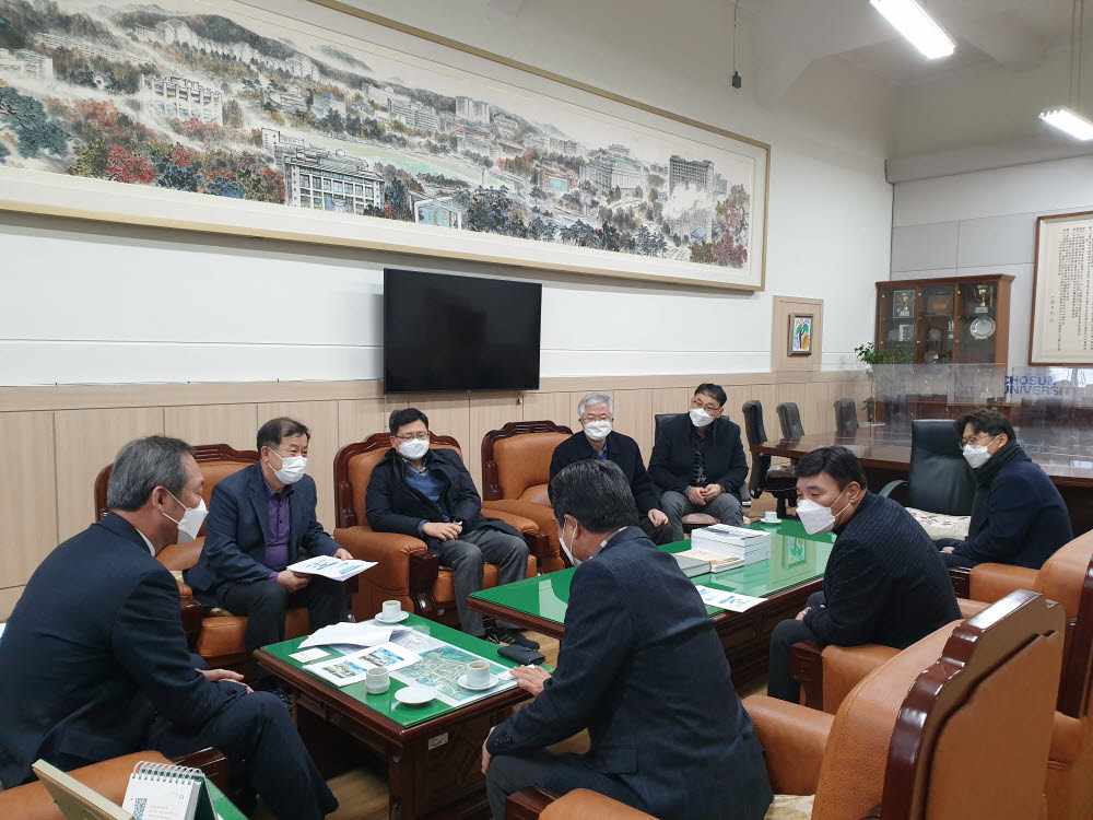 최용국 한국과총 광주전남지역연합회장은 12월 14일 민영돈 조선대학교 총장과 간담회를 갖고 과학기술 활성화 방안을 위한 의견을 교환했다.