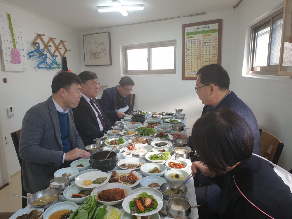 최용국 한국과총 광주전남지역연합회장은 12월 14일 고영진 순천대학교 총장과 간담회를 가졌다. 동남권 과학기술 활성화와 상호 협력을 위한 다양한 의견을 나눴다.