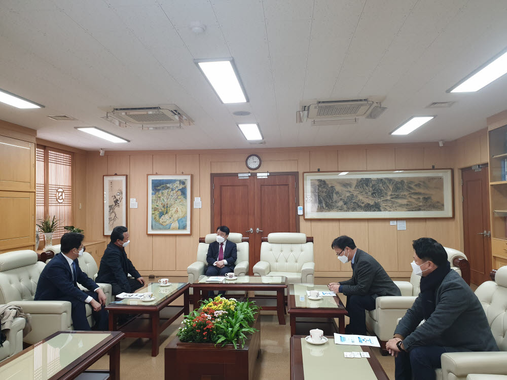 최용국 한국과총 광주전남지역연합회장은 12월 14일 정병석 전남대학교 총장과 간담회를 갖고 상호 협력 방안을 모색했다.