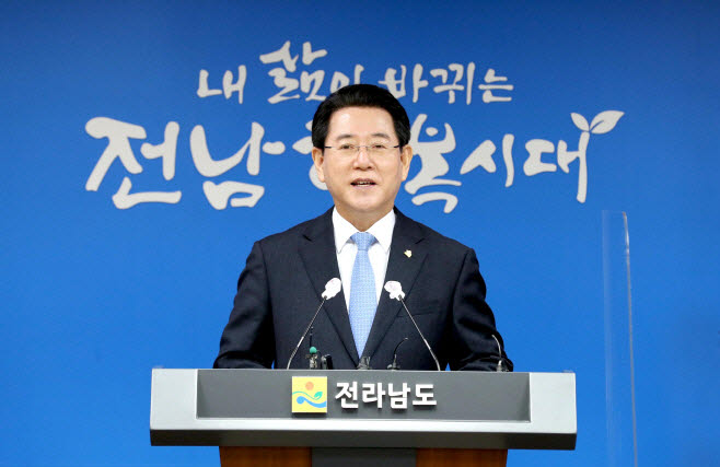 김영록 전남도지사가 지난해 12월 28일 도청 브리핑실에서 송신년기자회견을 갖고 2020년 도정 주요성과와 2021년 도정 운영방향에 대해 발표하고 있다.