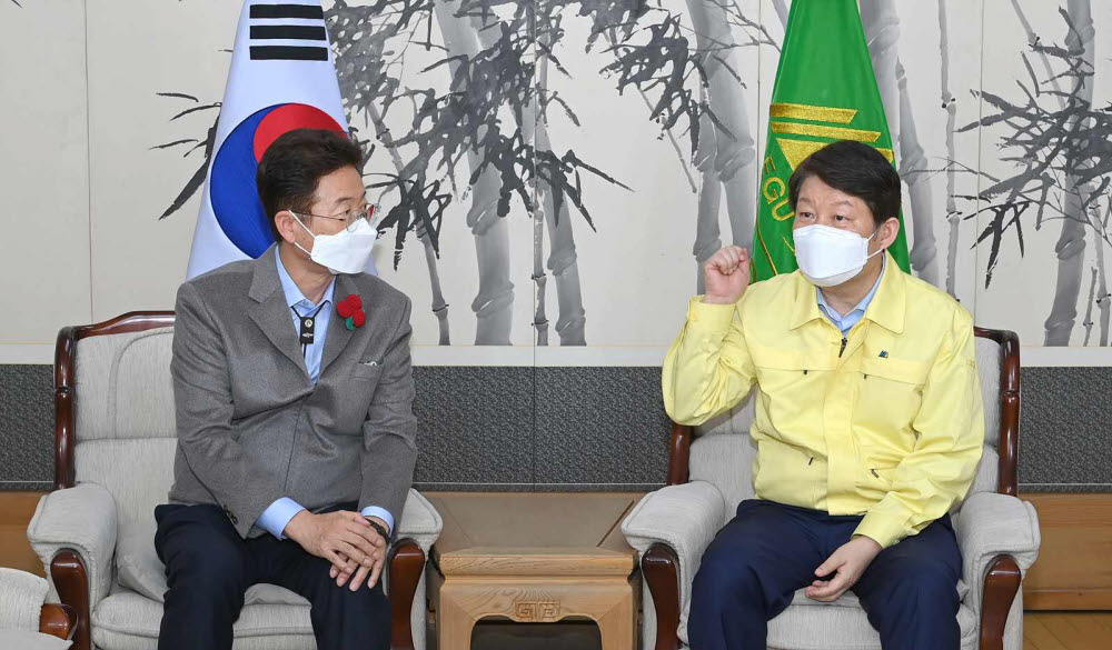 이철우 경상북도지사(왼쪽)와 권영진 대구시장이 31일 오후 대구시청에서 만나 새해에도 대구경북 시도민을 위해 협력을 강화하자고 약속했다.