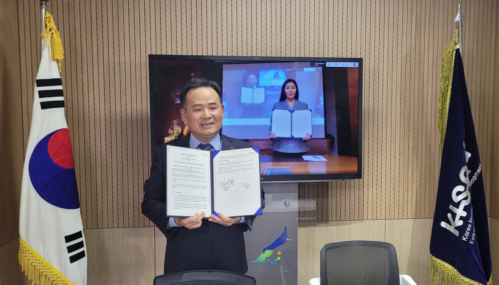 김광현 창업진흥원장이 몽골 청년기업가협의회 의장과 업무협약 체결 후 기념사진을 촬영하고 있다.