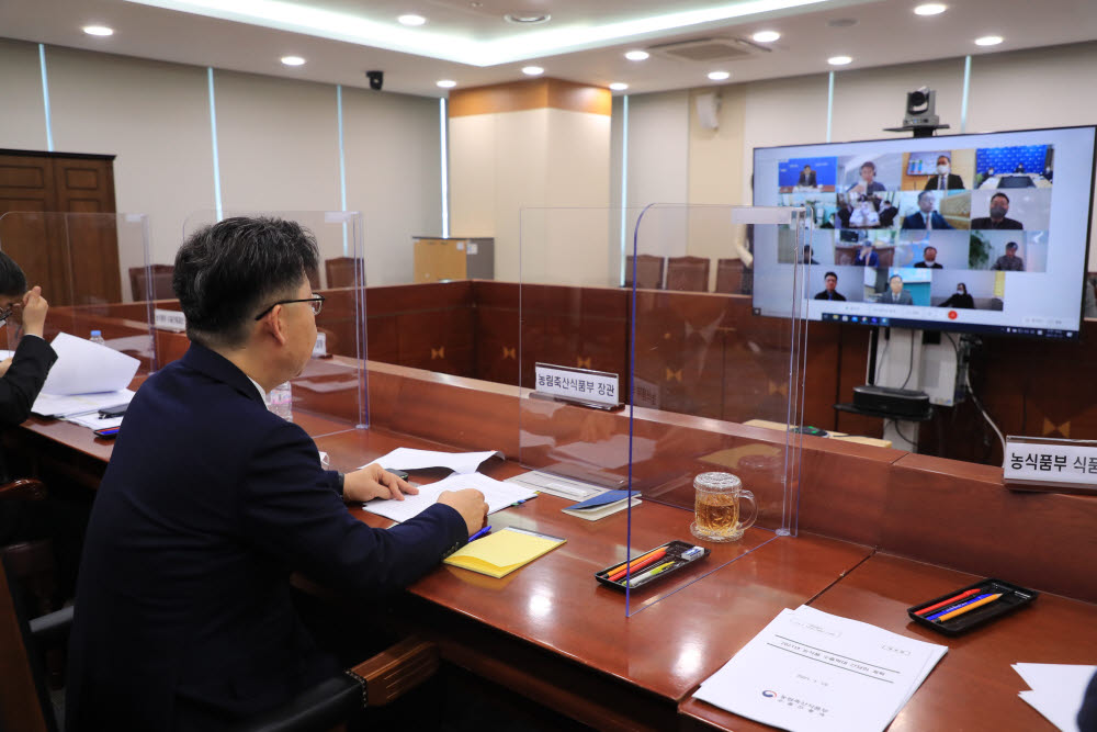 김현수 농림축산식품부 장관은 관계부처, 수출 농가·업계, 유관기관이 참여하는 비대면 수출 확대 간담회를 개최했다.