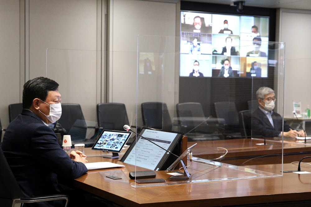 신동빈 롯데그룹 회장이 13일 영상을 통해 VCM(사장단회의)를 주재하고 있다.