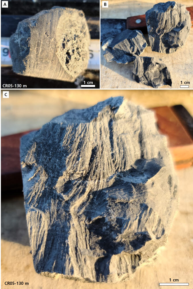 운석충돌의 직접 증거의 하나인 원뿔형 암석 구조. 충돌구 바닥에서 고온 고압을 받아 변형된 모습을 보인다. (출처: 지질자원연구원)