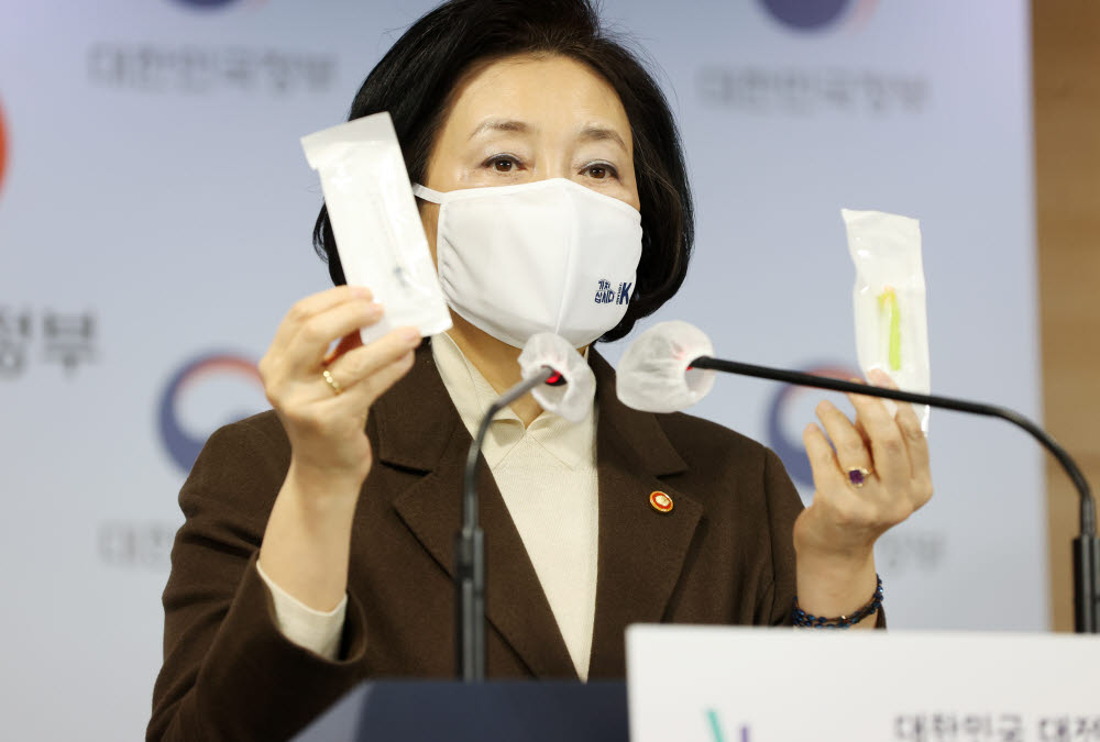 박영선 중소벤처기업부 장관이 19일 서울정부청사에서 중소기업 수출동향 발표와 함께 코로나19 백신 양산 성과를 소개하고 있다.