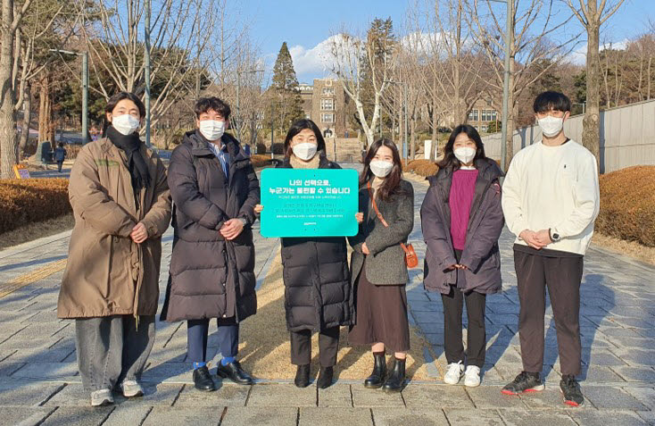 킥고잉 관계자 2인, 연세대 장애협력센터 관계자 2인, 연세대 총동아리연합회 2인(왼쪽부터)가 18일 올바른 전동킥보드 이동문화 조성을 위한 제휴협약(MOU)을 체결한 후 기념촬영했다.