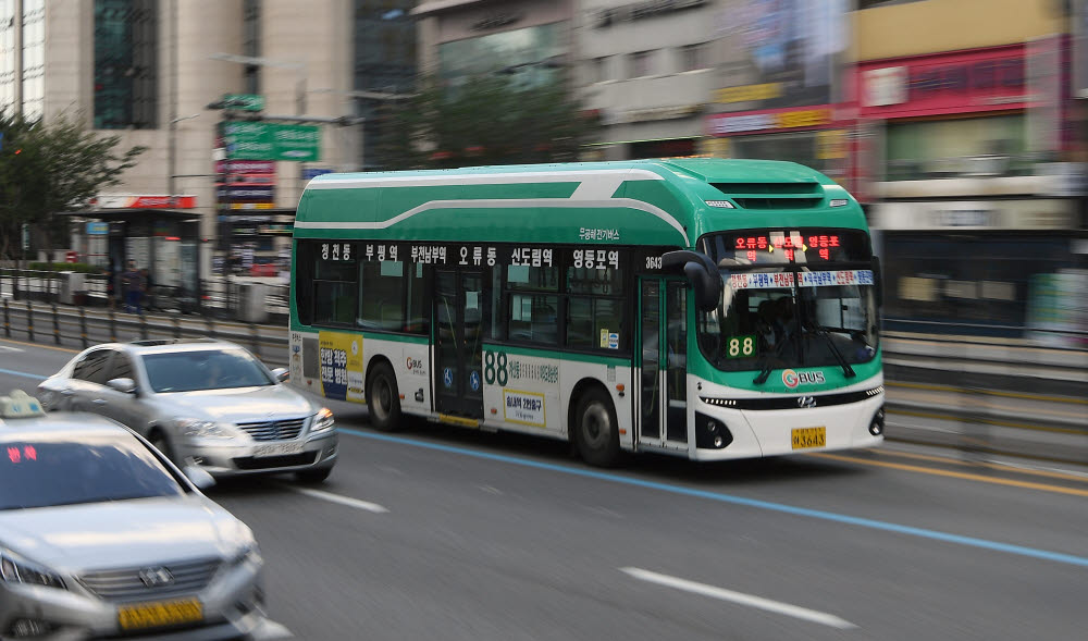 서울 경인로에서 운행 중인 전기버스.
