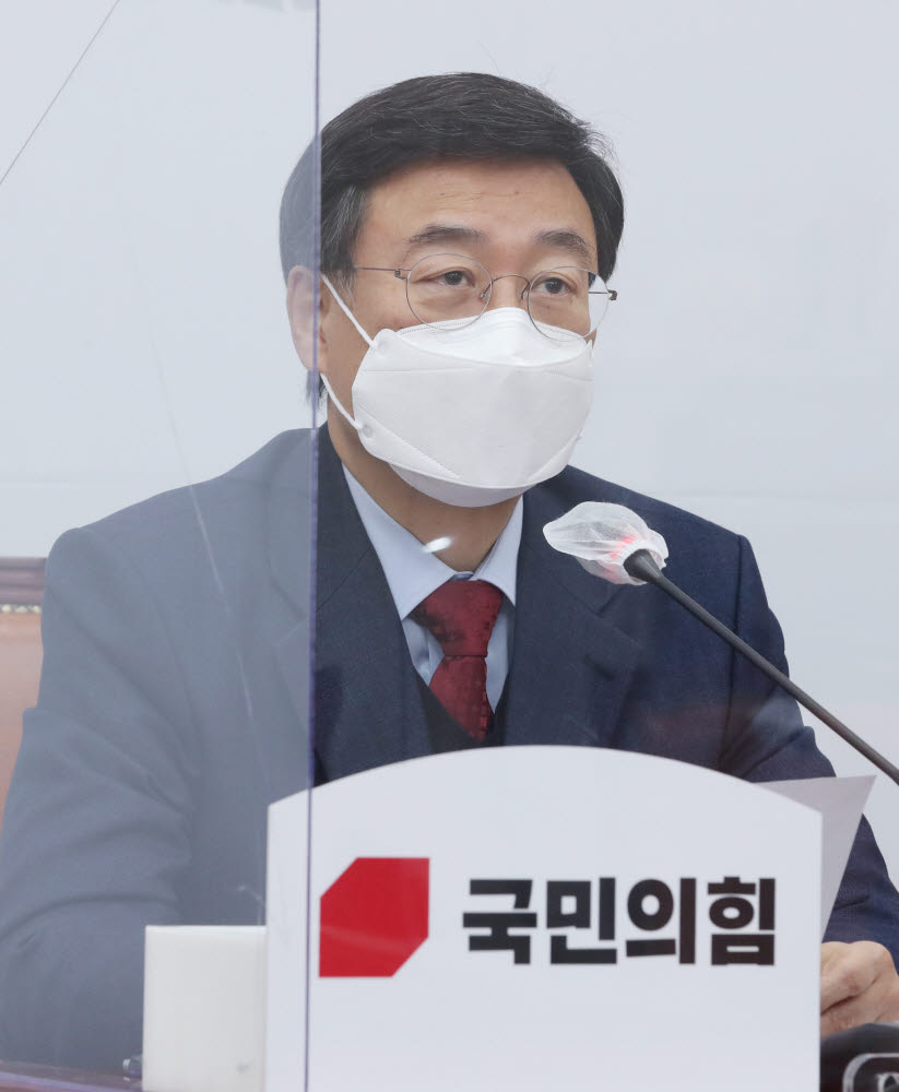 신상진 국민의힘 코로나19 대책특위 위원장이 20일 국회에서 열린 코로나19 대책특위 9차 회의에서 발언하고 있다. 연합뉴스.