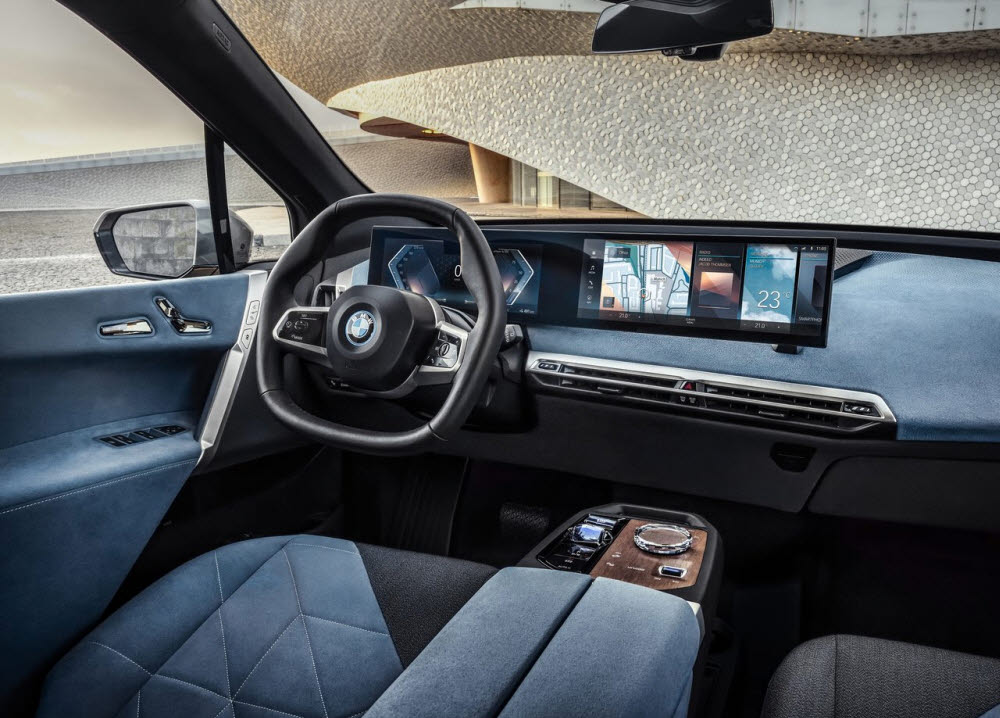 차세대 iDrive를 탑재한 BMW iX 실내.