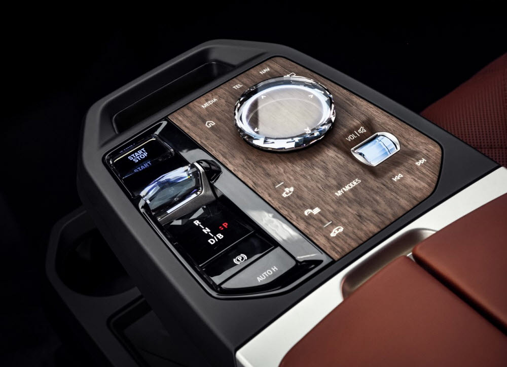 BMW iX 실내에 자리한 iDrive 컨트롤러.