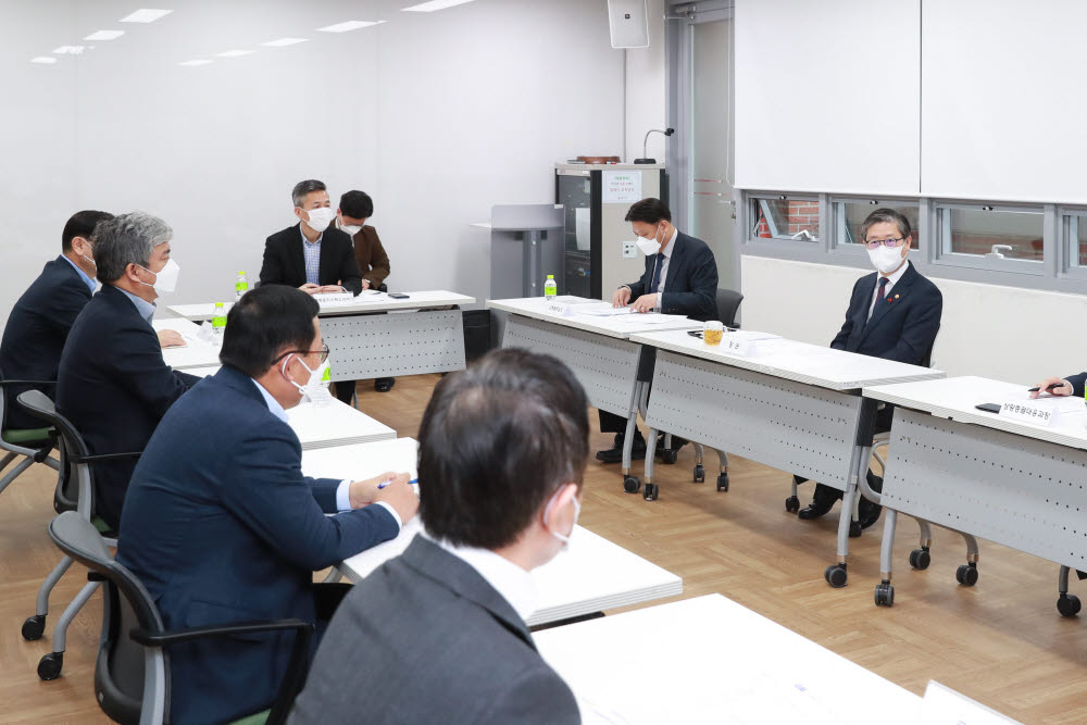 변창흠 국토교통부 장관이 택배사업자와 간담회를 하고 있다. 사진제공=국토교통부