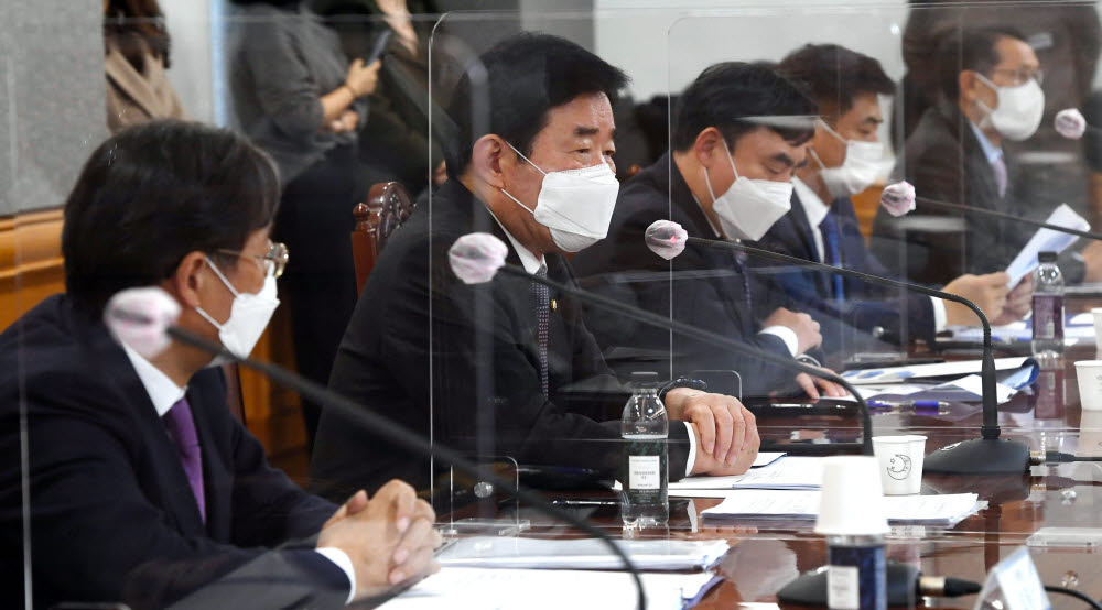 김진표 국가경제자문회의 의장이 22일 서울 은행회관에서 열린 K뉴딜 지원 방안 주제 회의에서 발언하고 있다. (사진=연합뉴스)