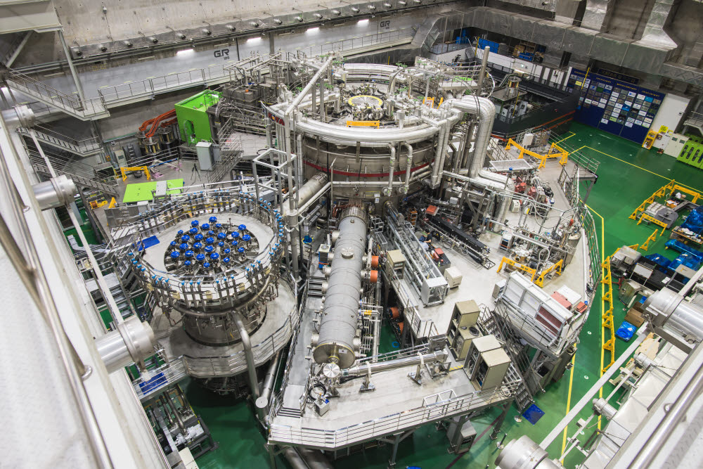 한국핵융합에너지연구원의 초전도핵융합연구장치 KSTAR. 올해 실험에서 1억도 초고온 플라즈마 30초 유지, H-모드 100초 이상 유지 달성이 목표다.