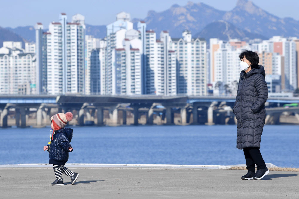 포근해진 날씨…거리두기 지키며 산책하는 시민들