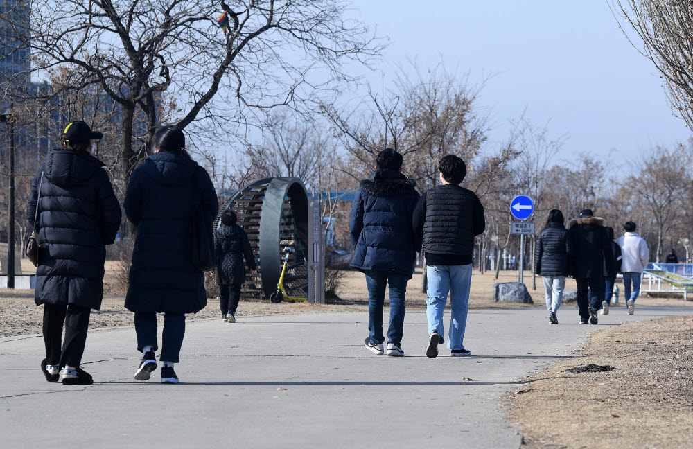 포근해진 날씨…거리두기 지키며 산책하는 시민들