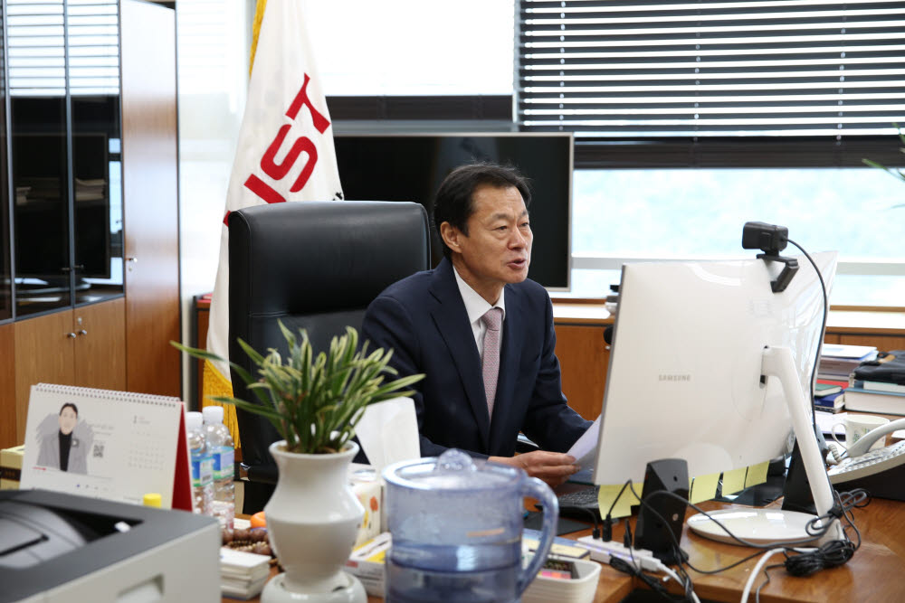 신임교수 온라인 워크숍에서 환영인사 중인 김이환 UST 총장