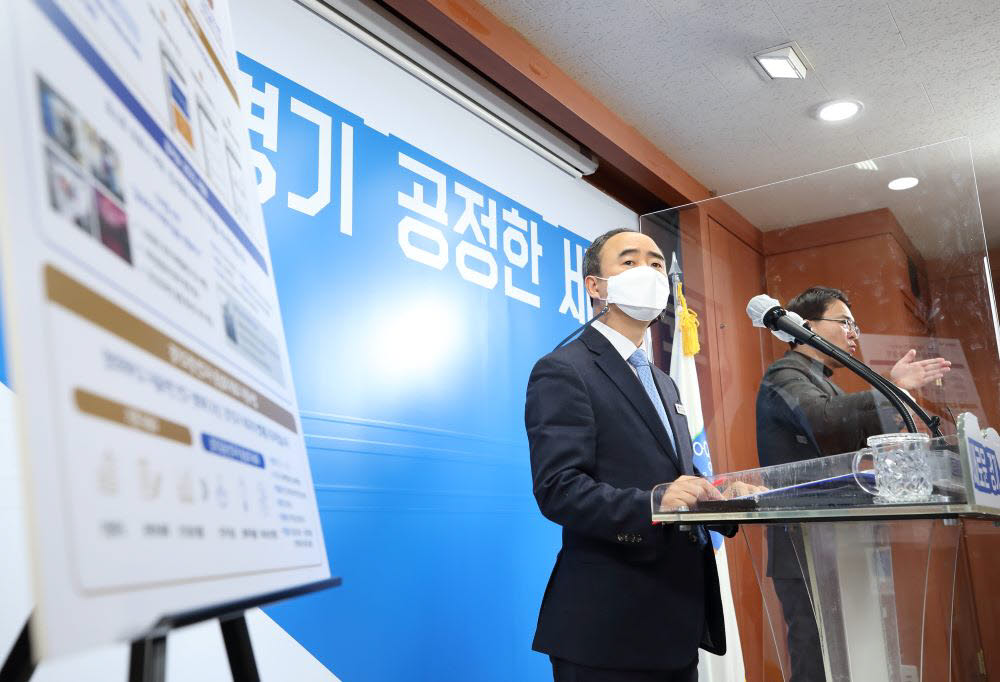 27일 오전 경기도청 브리핑룸에서 임문영 미래성장정책관이 경기도 사람중심 미래기술 정책을 브리핑하고 있다.