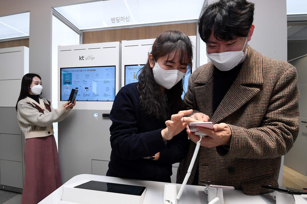 단말기 구매부터 개통까지 셀프로...KT, 셀프라운지 1호점 오픈