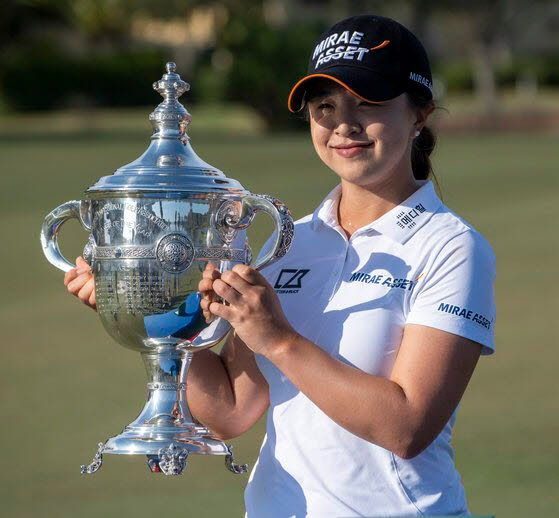 LPGA 투어 롤렉스 올해의 선수상 트로피를 받은 김세영. 사진=USA TODAY/연합뉴스