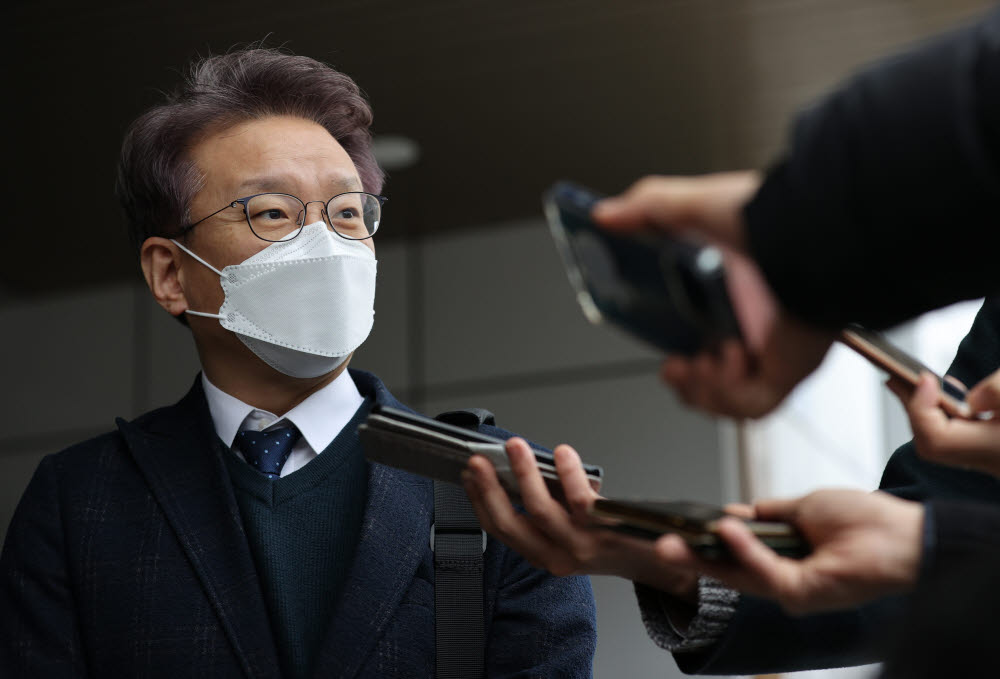 (서울=연합뉴스) 서명곤 기자 = 권칠승 중소벤처기업부 장관 후보자가 1일 오전 서울 여의도 인사청문회 준비사무실로 출근하며 취재진의 질문에 답하고 있다. 2021.2.1 seephoto@yna.co.kr