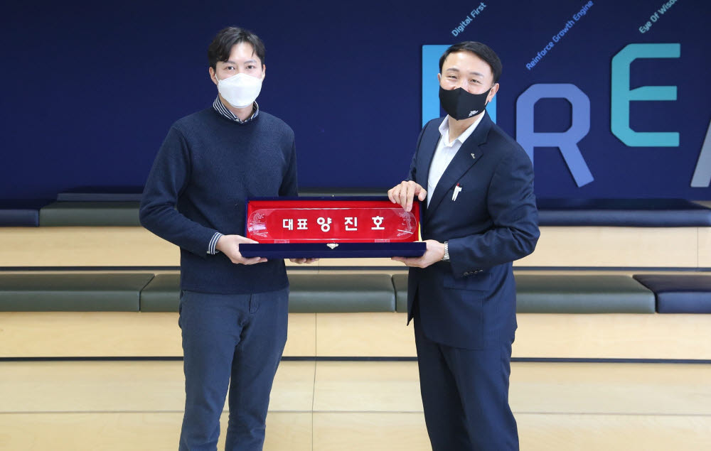 문동권 신한카드 경영기획그룹장(오른쪽)이 양진호 CV3(씨브이쓰리) 대표에게 명패를 증정했다.