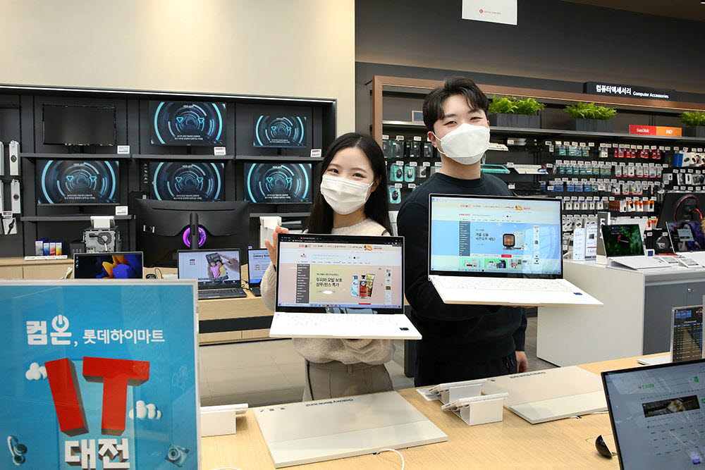 롯데하이마트 대치점에서 모델들이 컴온, 하이마트 IT대전 행사를 소개하고 있다.
