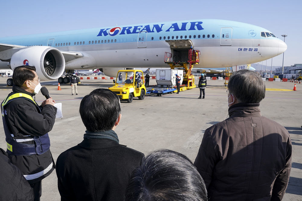 문재인 대통령이 3일 인천국제공항 대한항공 제2 화물터미널을 찾아 모의훈련을 참관했다. 청와대 제공