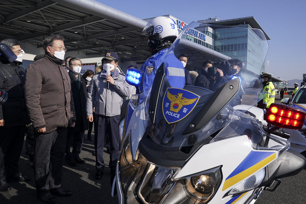 문재인 대통령이 3일 인천국제공항 대한항공 제2 화물터미널을 찾아 모의훈련을 참관했다. 청와대 제공