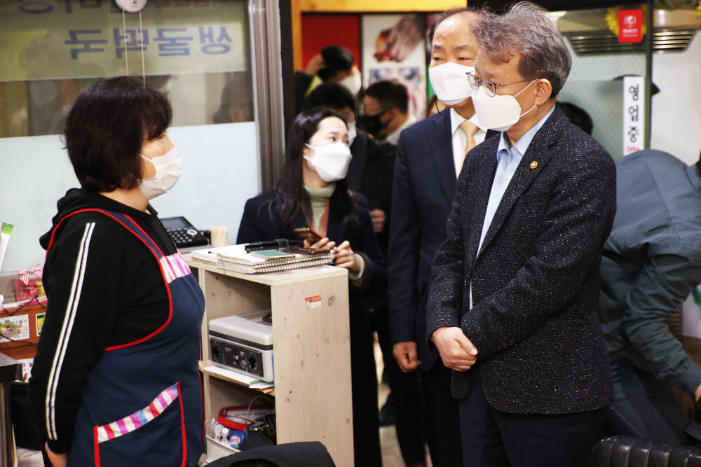 권칠승 중소벤처기업부 장관(사진 오른쪽 끝)이 서울 마포구에 위치한 새희망 버팀목자금 수혜 식당을 방문해 격려하고 있다.