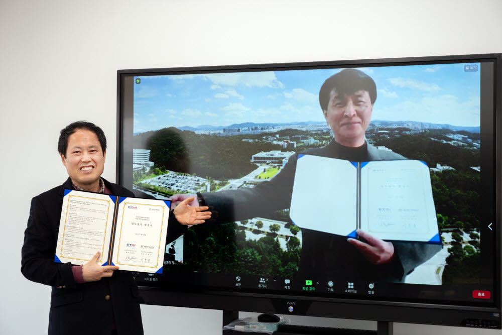 사진 왼쪽부터 최병욱 서울과기대 창의융합대학장, 김명준 한국전자통신연구원장