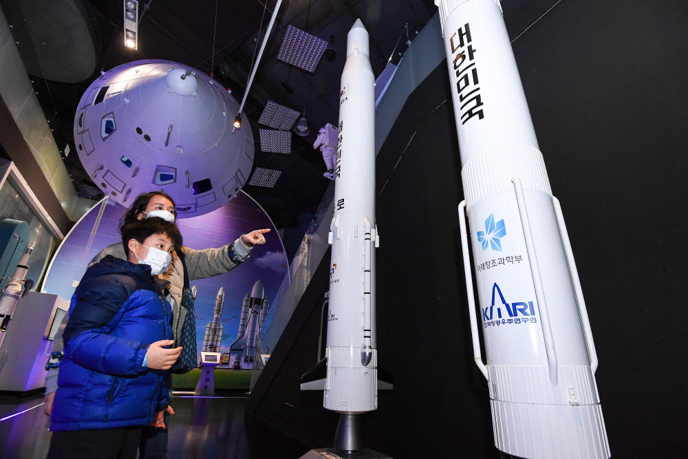 우주과학 전시 둘러보는 관람객