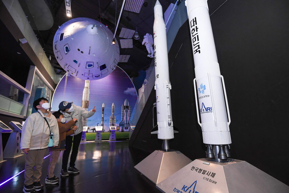 우주과학 전시 둘러보는 관람객