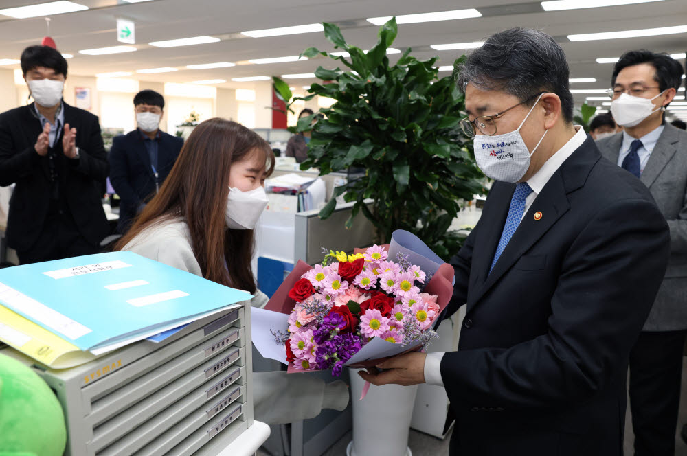 박양우 문화체육관광부 장관이 세종시 정부세종청사 15동 대강당에서 열린 이임식에 앞서 사무실을 돌며 직원과 인사를 나누고 있다.