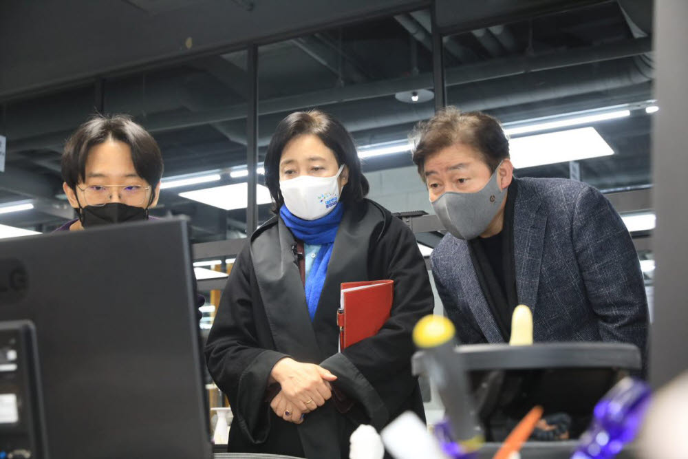 박영선, 설 연휴 첫날 '청년·신혼부부 주거·창업' 현장 방문