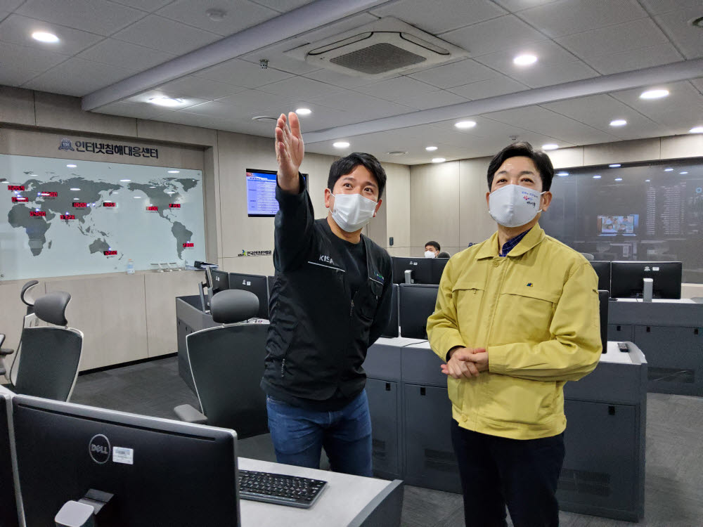 장석영 과기정통부 2차관이 13일 오전 서울 송파구 한국인터넷진흥원(kSIA) 인터넷침해대응센터를 방문해 사이버보안 위협대응 현황을 점검하고 설연휴 근무 중인 직원을 격려했다.