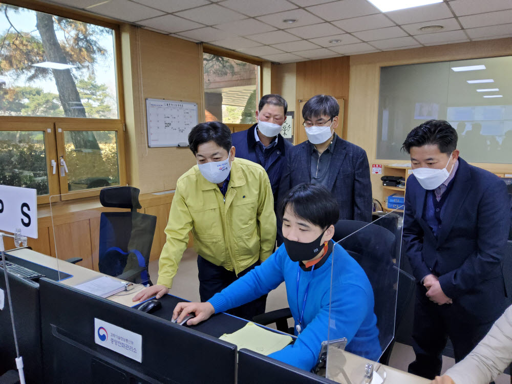 장석영 과학기술정보통신부 제2차관이 13일 오전 서울 송파구 중앙전파관리소 전파종합관제센터를 방문해 설연휴 전파감시 업무수행 현황을 점검하고 직원을 격려하고 있다.