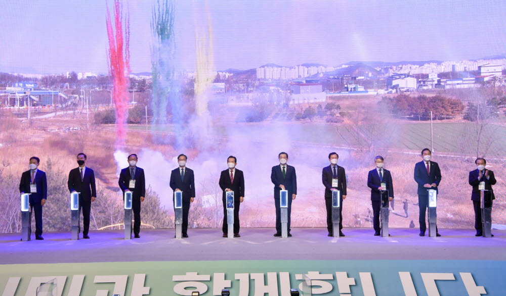 이용섭 광주시장이 10일 오후 서구 김대중컨벤션센터 다목적홀에서 열린 빛고을 수소연료전지발전소 투자협약 및 착수식에 참석해 정세균 국무총리, 김용집 광주시의회 의장, 장휘국 광주시교육감, 박형구 한국중부발전사장 등 내빈들과 착수식 퍼포먼스를 하고 있다.