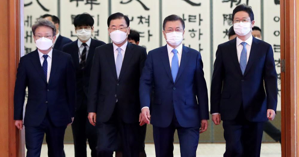 신임 장관들과 환담장 향하는 문 대통령