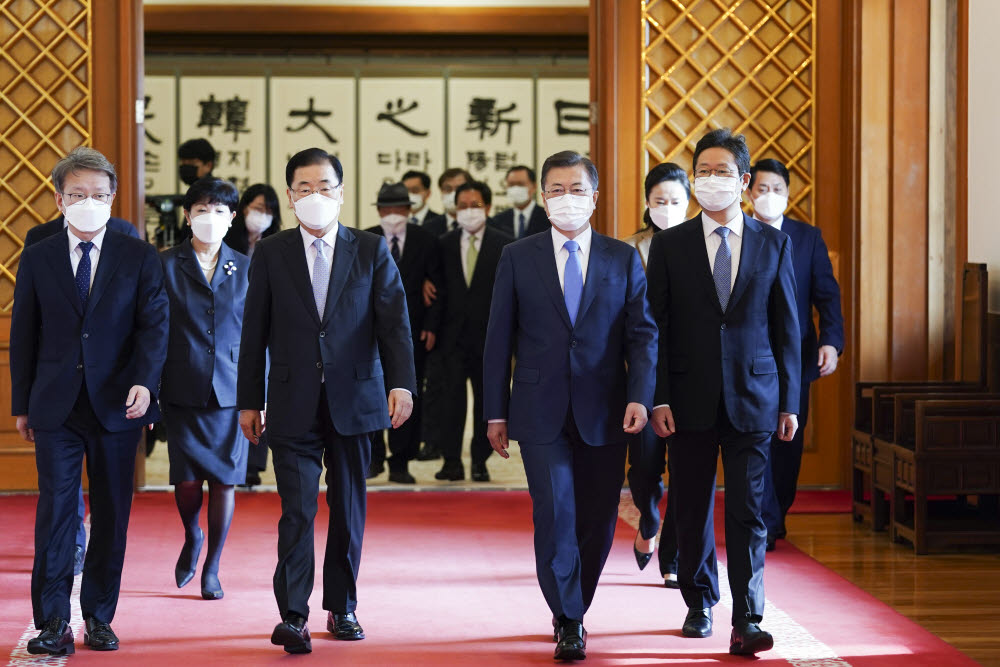 신임 장관들과 환담장 향하는 문 대통령