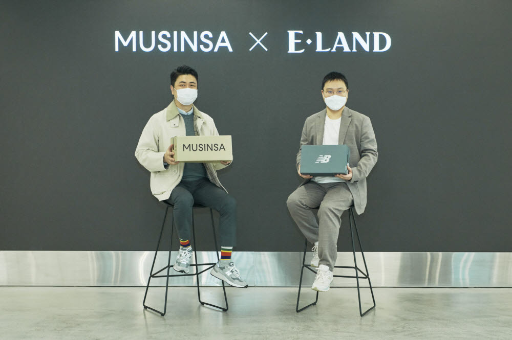 지난 16일 서울 마포구 무신사 테라스에서 이랜드월드와 무신사가 업무협약식을 진행했다. 왼쪽부터 유재민 이랜드월드 온라인 본부장, 최운식 이랜드월드 대표, 조만호 무신사 대표, 이지훈 무신사 영업본부장.