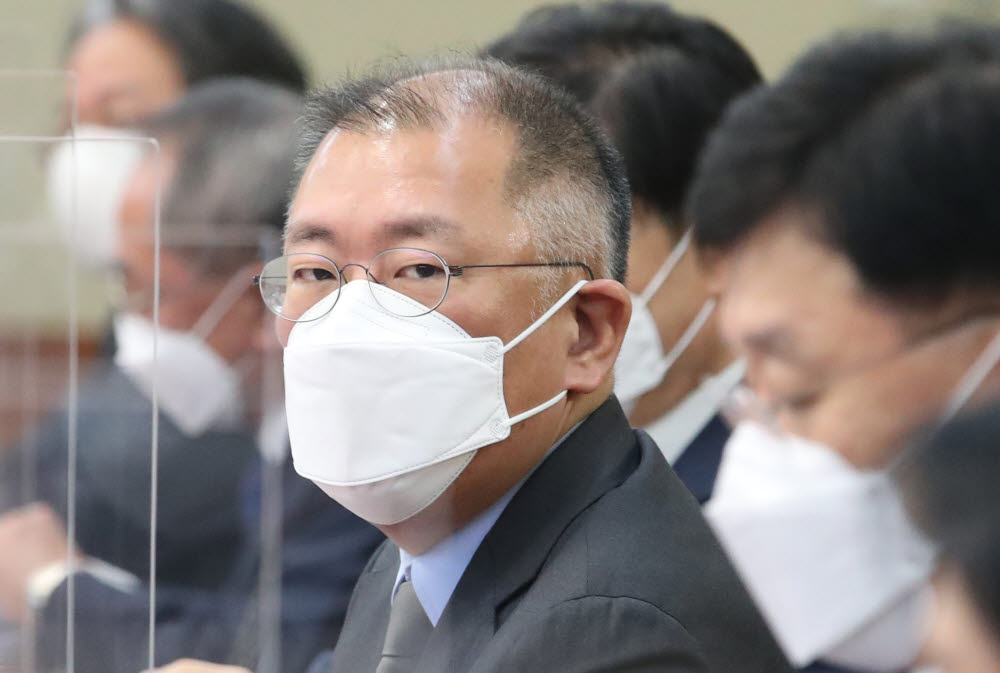 정의선 현대차그룹 회장이 국정현안점검회의에 참석하고 있다.